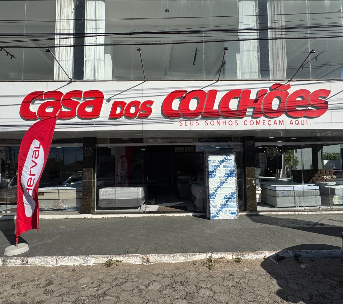 Fachada da loja Casa dos Colchões na Av. Fernandes Bastos, em Tramandaí
